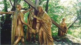 5ª Estación: Jesús es ayudado por el Cireneo