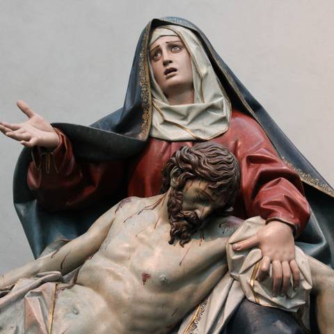 Decimotercera estación del Vía Crucis - Jesús es bajado de la cruz y entregado a su Madre