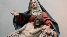 Decimotercera estación del Vía Crucis - Jesús es bajado de la cruz y entregado a su Madre